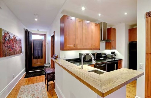 Ville-Marie Apartment | Luxury Quiet Old Montreal Home