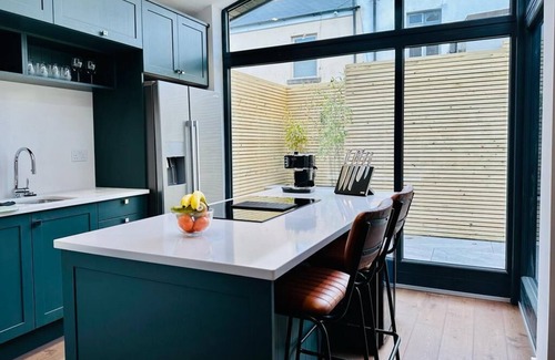 Portobello House | 💚Luxury Redbrick Townhouse, Best area of Dublin city, Parking, Laundry, Patio
