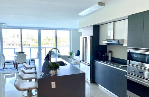 Seybold Condo | Luxury relaxation, stunning waterfront designer condo w/VIEWS. Shops & beaches.
