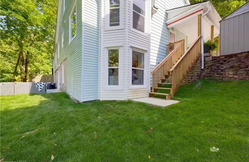 St. Mary's House | Luxury Remodeled 5-bedroom Home - The Green Victorian