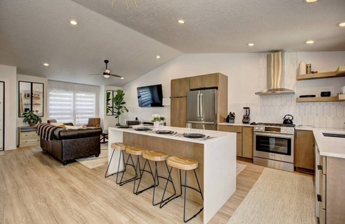 Boise House | Luxury ~ Remodeled ~ King bed ~ Outdoor space ~ 70" TV