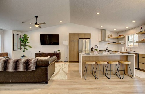 Boise House | Luxury ~ Remodeled ~ King bed ~ Outdoor space ~ 70" TV