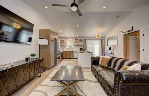 Boise House | Luxury ~ Remodeled ~ King bed ~ Outdoor space ~ 70" TV