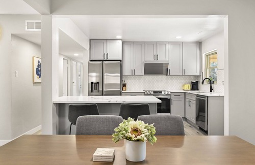 Jewell Heights - Hoffman Heights House | Luxury remodeled Rooms with King bed/Private Bathroom