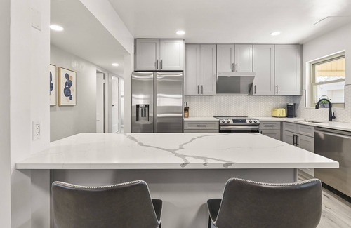 Jewell Heights - Hoffman Heights House | Luxury remodeled Rooms with King bed/Private Bathroom