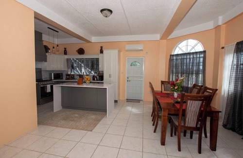 St. George's House | Luxury Remodeled Villa, close to Amenities/Beaches