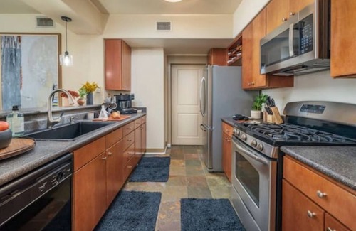 Valencia Condo | Luxury Resort Condo by Six Flags Magic Mountain