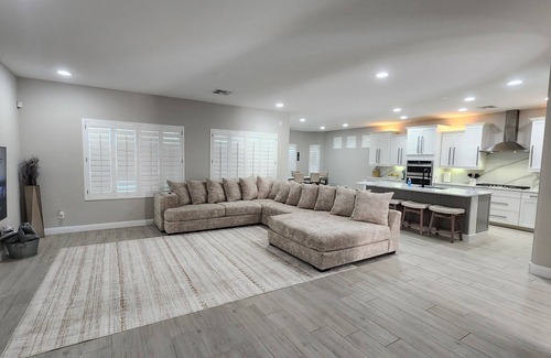 Florence House | Luxury Resort Getaway! Golf, Tennis, Water Park.