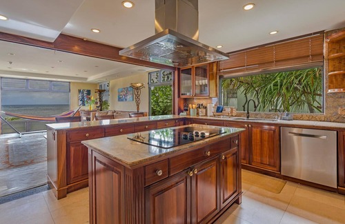 Waialae Iki Condo | Luxury Resort Style Living at it's Best!