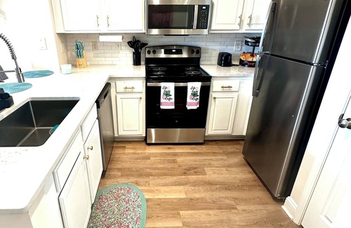 Houston Apartment | Luxury resort style, pool view, 1bedroom two bed stylish apartment.
