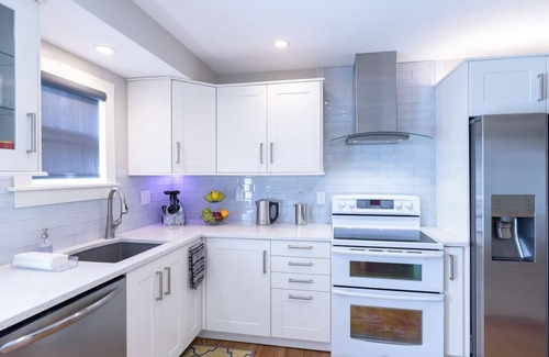 Overland Park House | Luxury Retreat 1 block to downtown OP