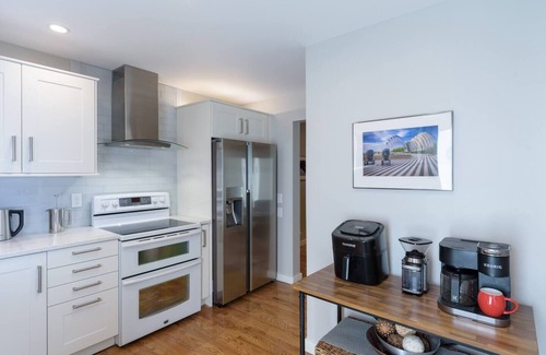 Overland Park House | Luxury Retreat 1 block to downtown OP