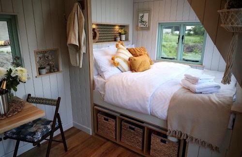 Chessington House | Luxury Retreat 30mins Taxi Ride From West London