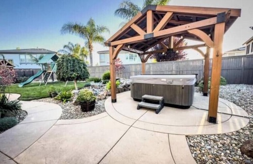 Lincoln House | Luxury Retreat 6 Beds w/Pool & Hot Tub