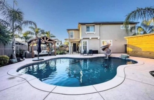 Lincoln House | Luxury Retreat 6 Beds w/Pool & Hot Tub
