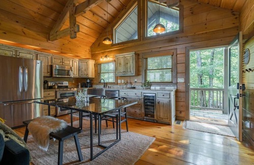 Cherry Log Cabin | Luxury Retreat: Amazing Mountain Views + Hot Tub