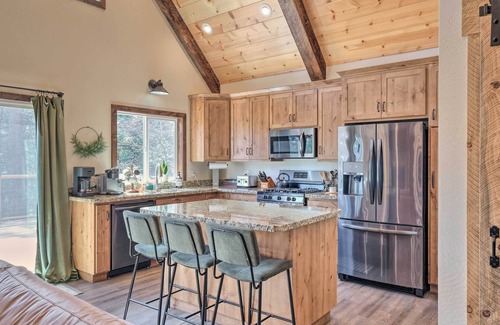 Mi-Wuk Village Cabin | Luxury Retreat: Custom Mi-Wuk Village Cabin!