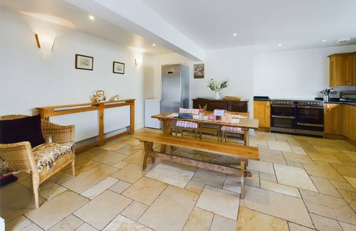 Chepstow House | Luxury Retreat: Dorlands House, Sleeps 16 - Hot Tub included in a Scenic Setting