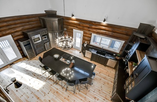 Huntsville Cabin | Luxury retreat, exquisite dock on canal, 4 Lks. Lodge 5 min Huntsville/Deerhurst