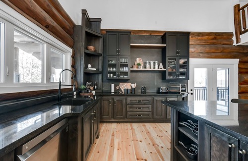 Huntsville Cabin | Luxury retreat, exquisite dock on canal, 4 Lks. Lodge 5 min Huntsville/Deerhurst