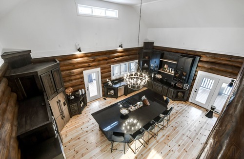 Huntsville Cabin | Luxury retreat, exquisite dock on canal, 4 Lks. Lodge 5 min Huntsville/Deerhurst