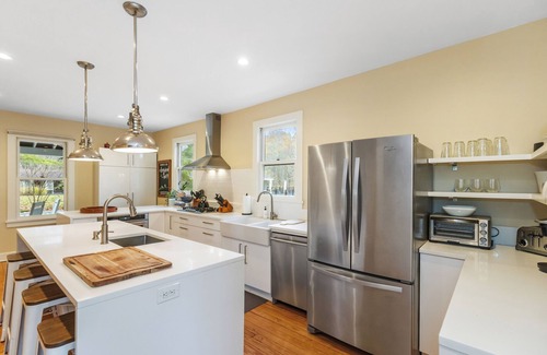 Three Oaks House | Luxury Retreat for 26, Pool, Hot Tub, amazing!
