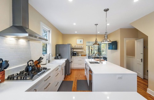 Three Oaks House | Luxury Retreat for 26, Pool, Hot Tub, amazing!