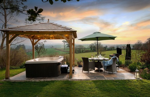 Widegates Cottage | Luxury retreat for 2 with stunning rural views, private hot tub and EV charging