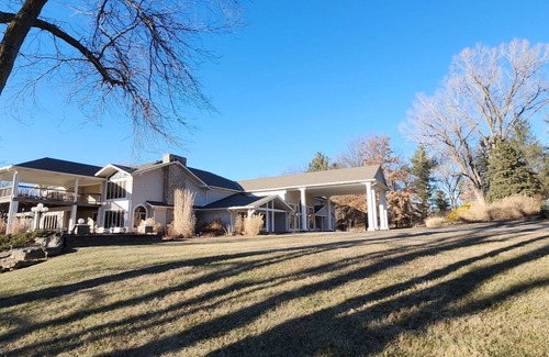Ashland House | Luxury Retreat for Large Groups 10BR Estate in Scenic Ashland, NE