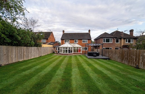 Northwood House | Luxury Retreat, Hot tub, SuperKing Massage Bed, TeslanWarner bros, Contractors!
