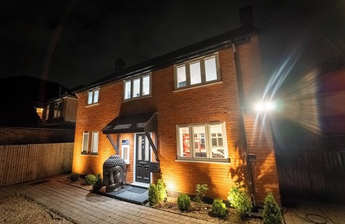 Northwood House | Luxury Retreat, Hot tub, SuperKing Massage Bed, TeslanWarner bros, Contractors!