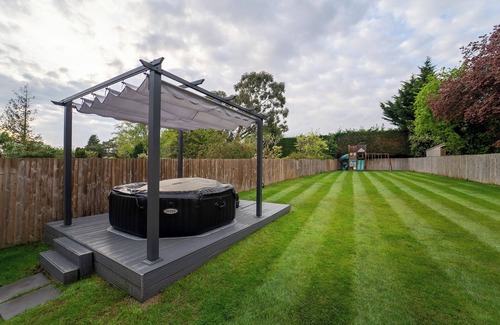 Northwood House | Luxury Retreat, Hot tub, SuperKing Massage Bed, TeslanWarner bros, Contractors!