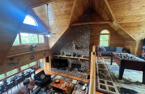 Ellijay Cabin | Luxury retreat/Hot tub/Carters Lake/Sleeps 22/Mountain view/firepit/pool table
