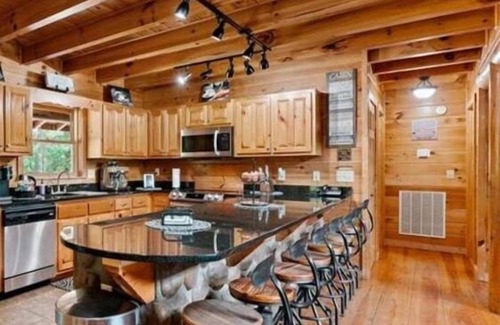 Ellijay Cabin | Luxury retreat/Hot tub/Carters Lake/Sleeps 22/Mountain view/firepit/pool table