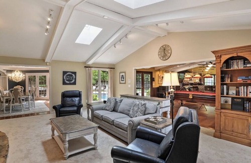 Dover House | Luxury Retreat in Dover with Pool and Pond
