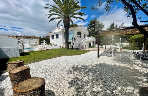 Peligros Ski Chalet | Luxury Retreat in Monteluz: Pool, Gardens & Privacy. Granada
