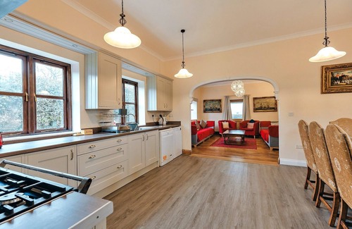 Craven Arms Cottage | Luxury Retreat in UK with Pool & Tennis Court