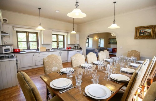 Craven Arms Cottage | Luxury Retreat in UK with Pool & Tennis Court