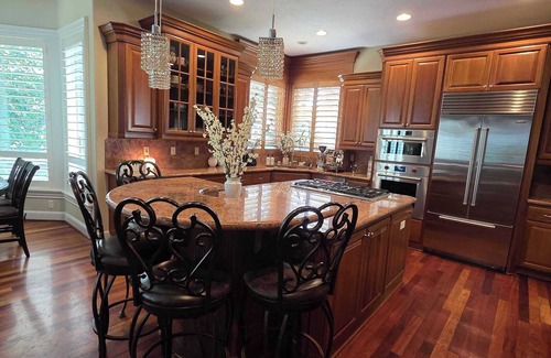 Sunnyside House | Luxury Retreat in Happy Valley – Theater, Sauna & Gourmet Kitchen