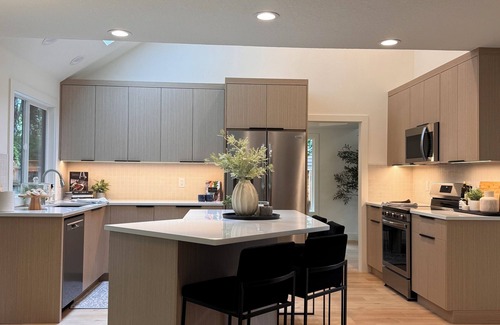 Wilkes East House | Luxury Retreat - NEW 4 BED/3 BATH Home close to Airport