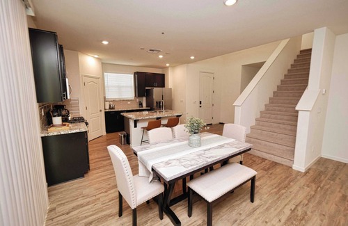 Folsom House | Luxury Retreat on Sunny Gate Lane Awaits Your Arrival - Book Your Stay #41616
