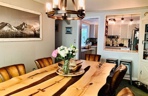 Airport Heights Community Council House | Luxury Retreat on the Greenbelt/Private Home w/Sauna & Yoga Studio&Fitness