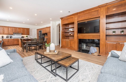 Felicita House | Luxury Retreat-Pool/HotTub/Game Room/Putting Green
