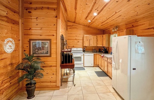 Bismarck Cabin | Luxury Retreat, Private Hot Tub, Romantic Getaway