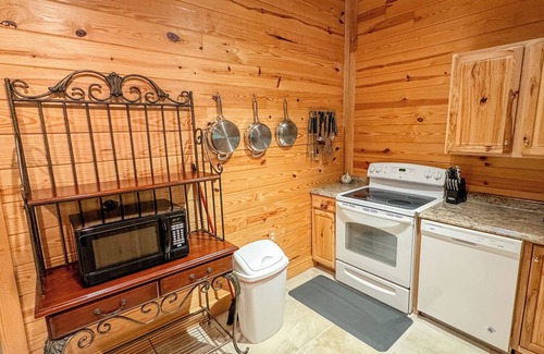 Bismarck Cabin | Luxury Retreat, Private Hot Tub, Romantic Getaway