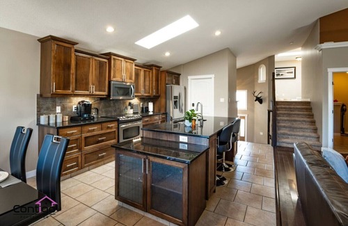 South Lethbridge House | Luxury Retreat | Sleeps 12 | AC, Patio | 5min YQL