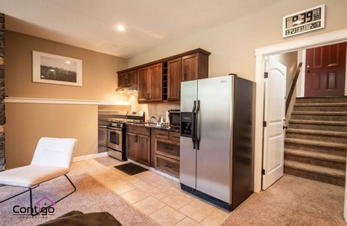 South Lethbridge House | Luxury Retreat | Sleeps 12 | AC, Patio | 5min YQL