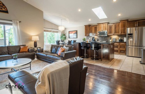 South Lethbridge House | Luxury Retreat | Sleeps 12 | AC, Patio | 5min YQL