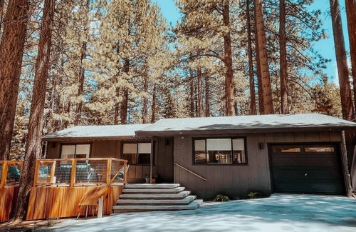 Pioneer Trail Cabin | Luxury Retreat - Hot Tub, Views, 3 Decks & Swingsn