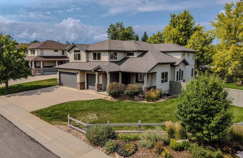 Lafayette House | Luxury Retreat w/Hot Tub, Home Theater & more. Kid & Pet Friendly!